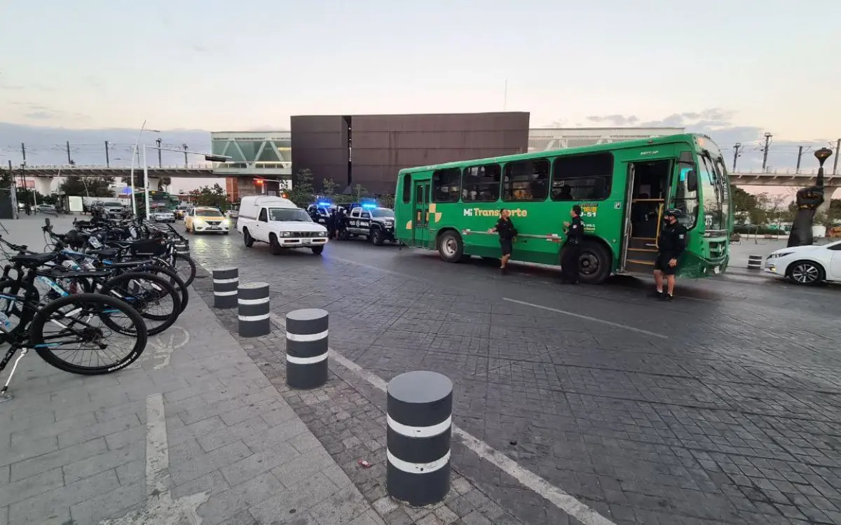 Sujeto roba tienda, sube a camión y amaga a chofer con arma falsa, en Zapopan #VIDEO