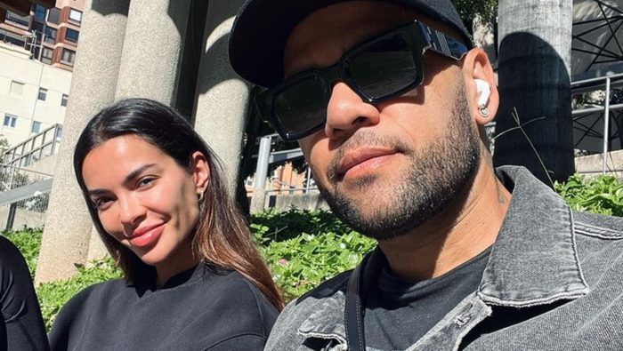Esposa de Dani Alves techa de "especulaciones" versiones de divorcio