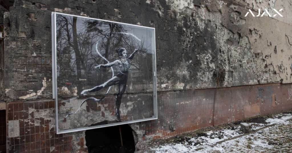 Mural de Banksy en Ucrania, donde se ve a una gimnasta con listón. La obra tiene protección antibalas.