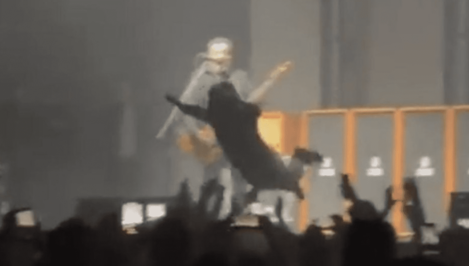 Les dan medio metro a Molotov