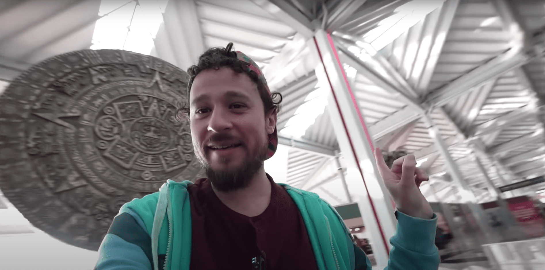 Se tunden en redes a Luisito Comunica por hacer propaganda del AIFA