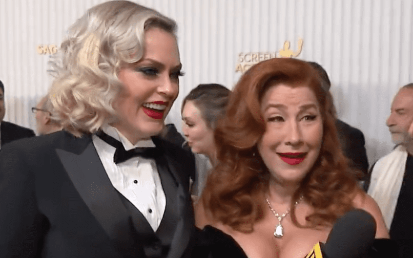 Las actrices Lisa Ann Walter & Elaine Hendrix, en la alfombra roja de los SAG Awards 2023.