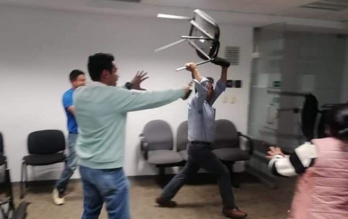 Presidente municipal lanza sillas a pobladores tras ser cuestionado