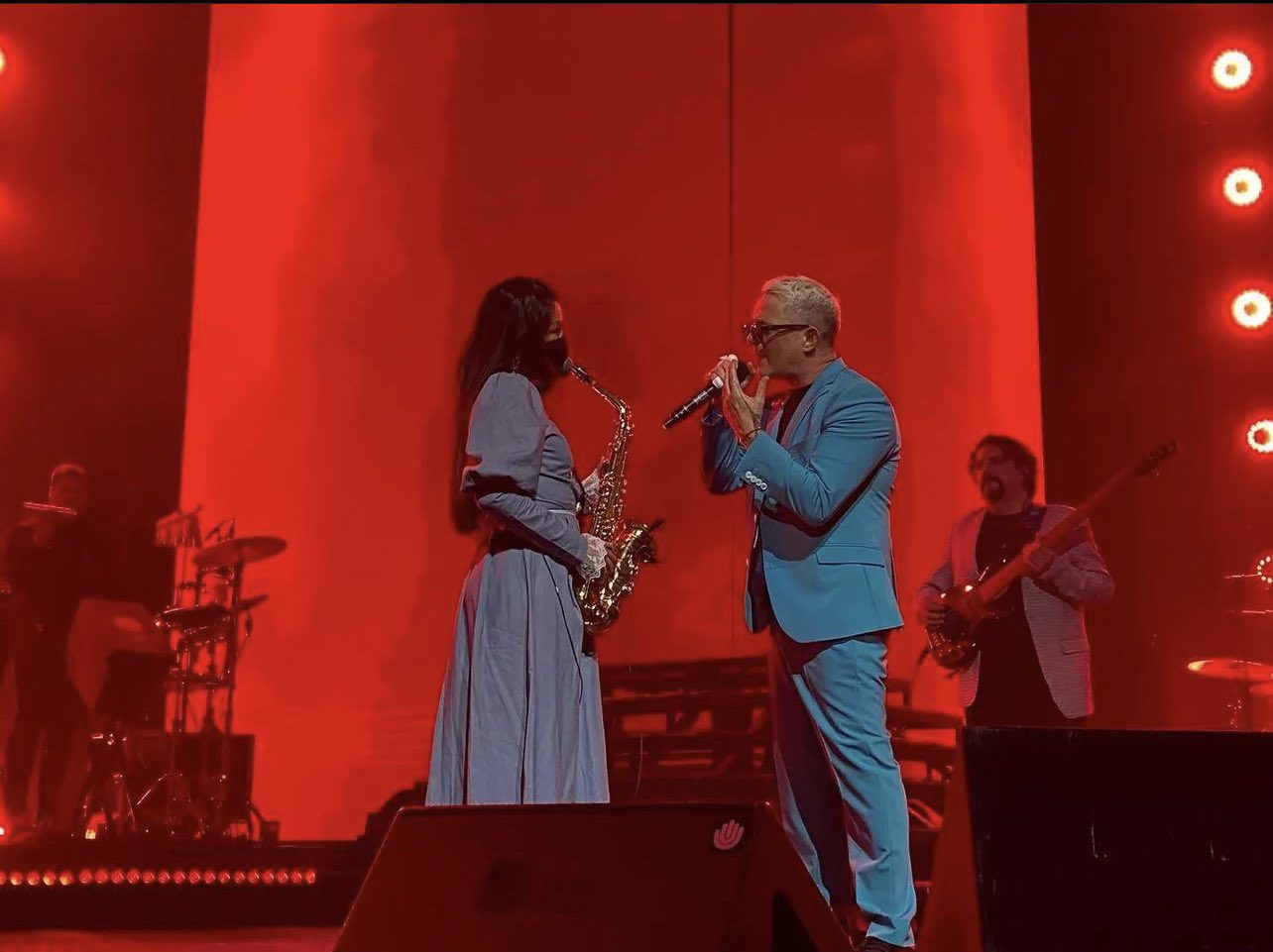 El cantante Alejandro Sanz invitó a la Saxofonista María Elena Ríos a tocar con él.