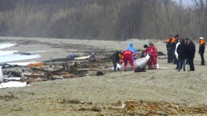 Más cadáveres llegan a la costa de Italia tras naufragio de embarcación con migrantes