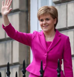 <strong>Primera ministra de Escocia renuncia tras 8 años en el cargo</strong>