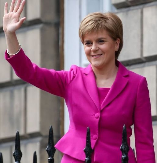 Primera ministra de Escocia renuncia tras 8 años en el cargo