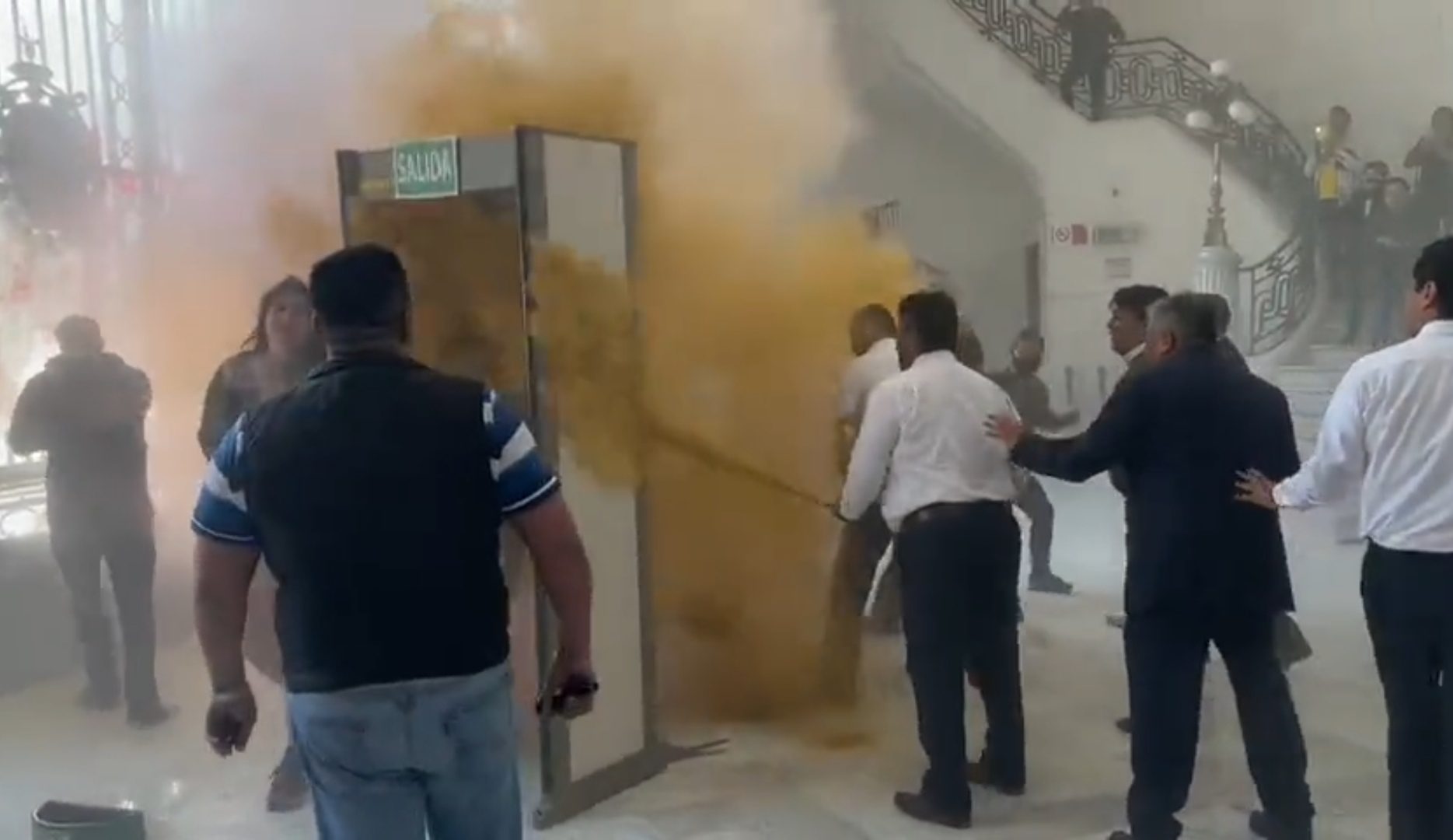 Manifestación en el Congreso de la CDMX termina en riña