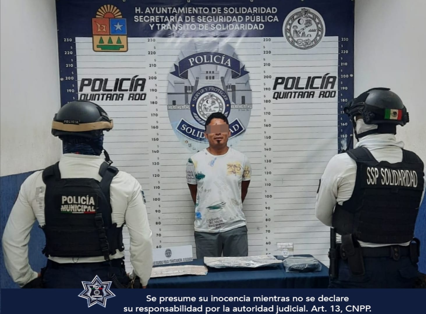 Policías de Playa del Carmen detienen a tres hombres con armas y droga