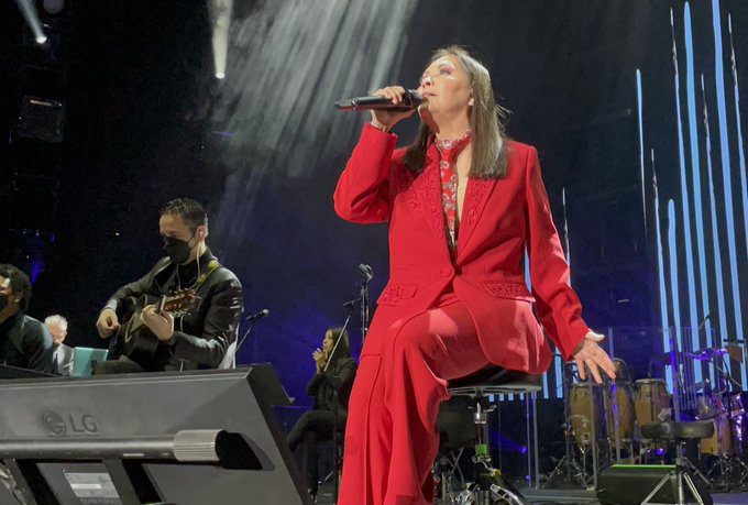 Abuchean a Ana Gabriel, tras hablar de política en Los Ángeles