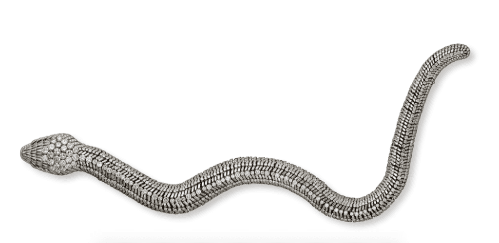 Una joya con forma de serpiente, con diamantes incrustados, de Cartier. 