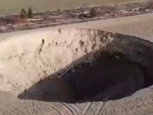 Gigantesco cráter aparece en Turquía