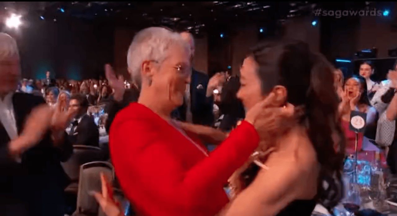 Jamie Lee Curtis le roba beso a Michelle Yeoh en los SAG Awards 2023