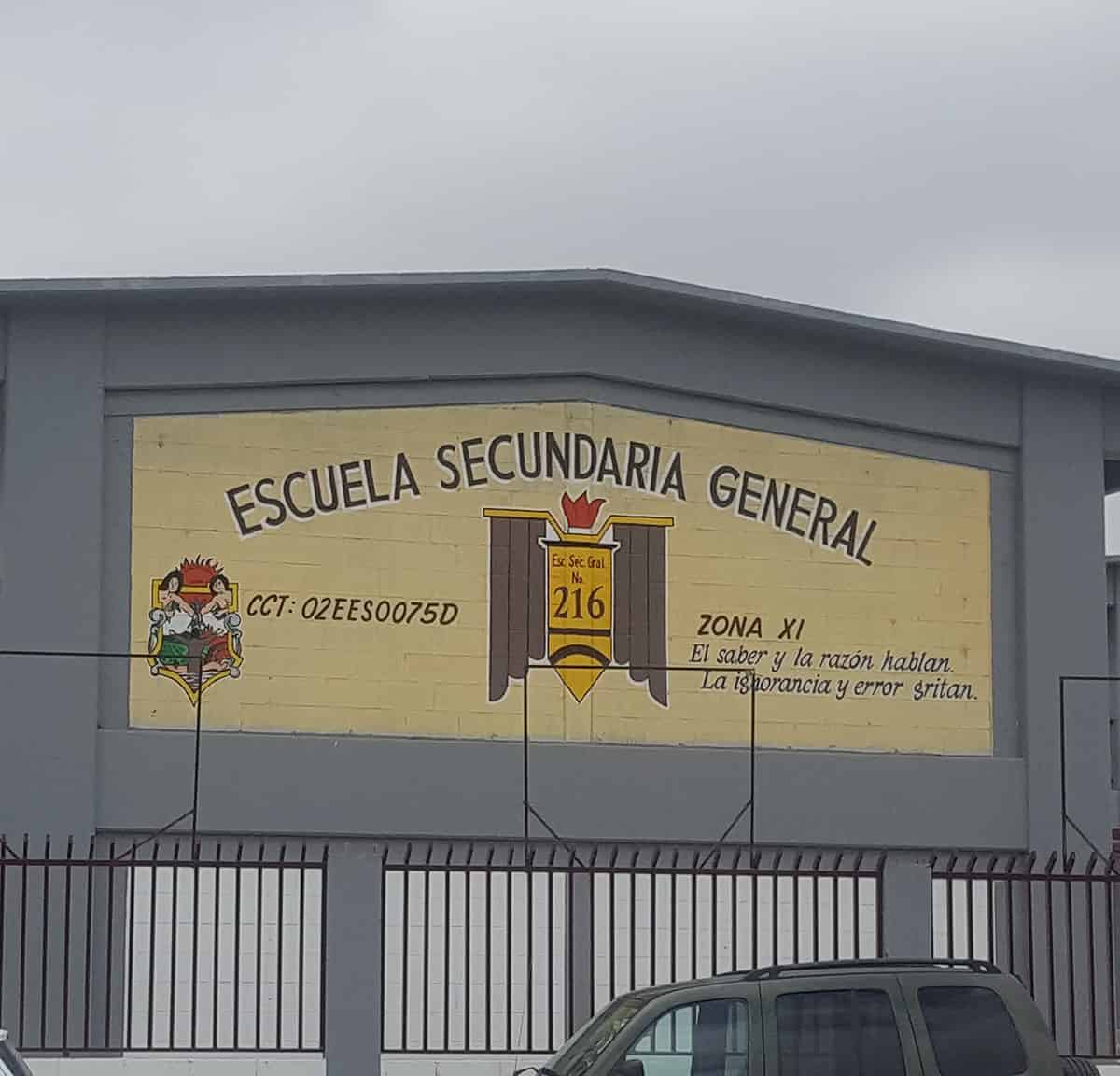 Padres toman secundaria, temen por sus hijos