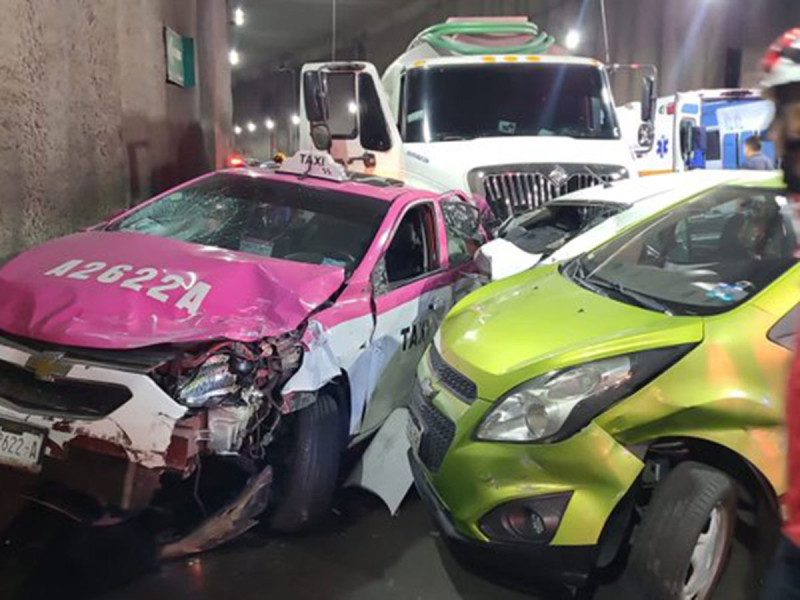 Pipa sin frenos embiste varios autos en Mixcoac