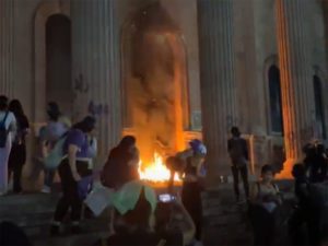 Durante marcha 8M queman puertas de Palacio de Gobierno en Nuevo León