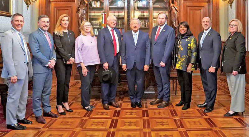 AMLO se reúne con congresistas de EU en Palacio Nacional