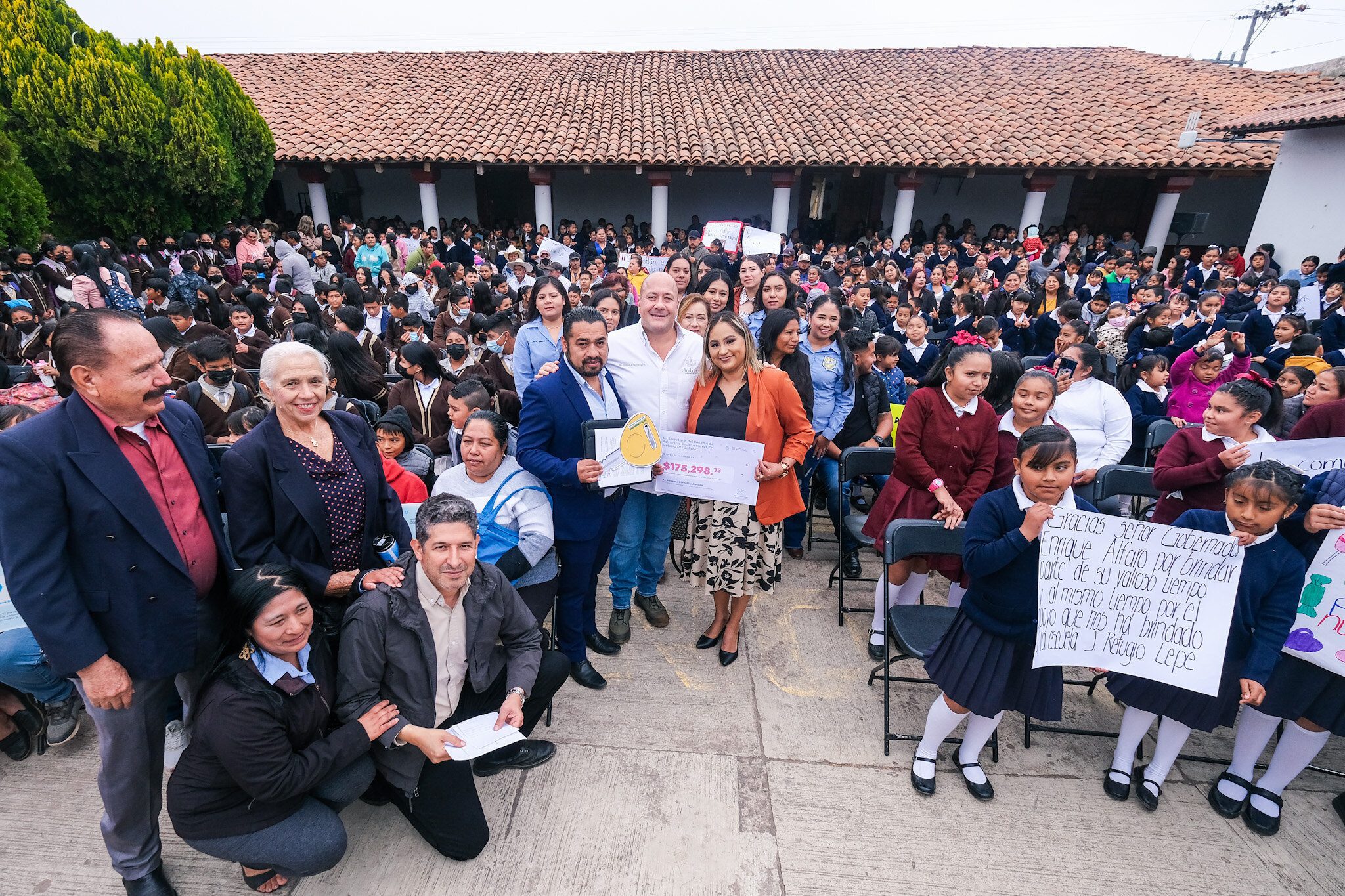 Enrique Alfaro recorre regiones sierra de amula y costa sur; entrega infraestructura educativa, carretera y social