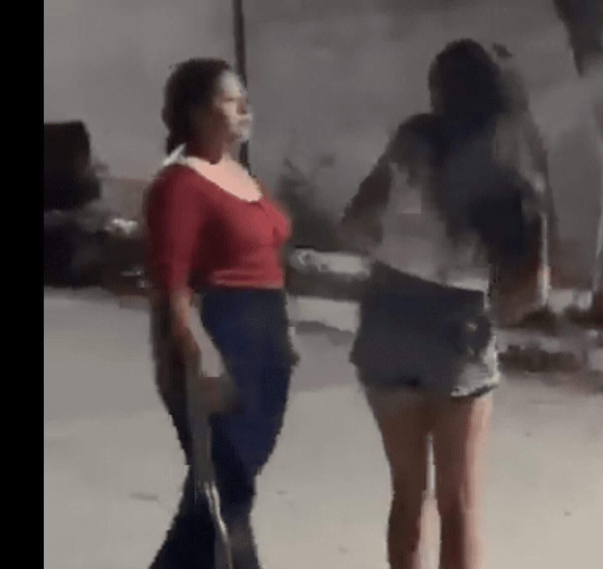 Madre golpea a hija de manera brutal para enseñarle a defenderse