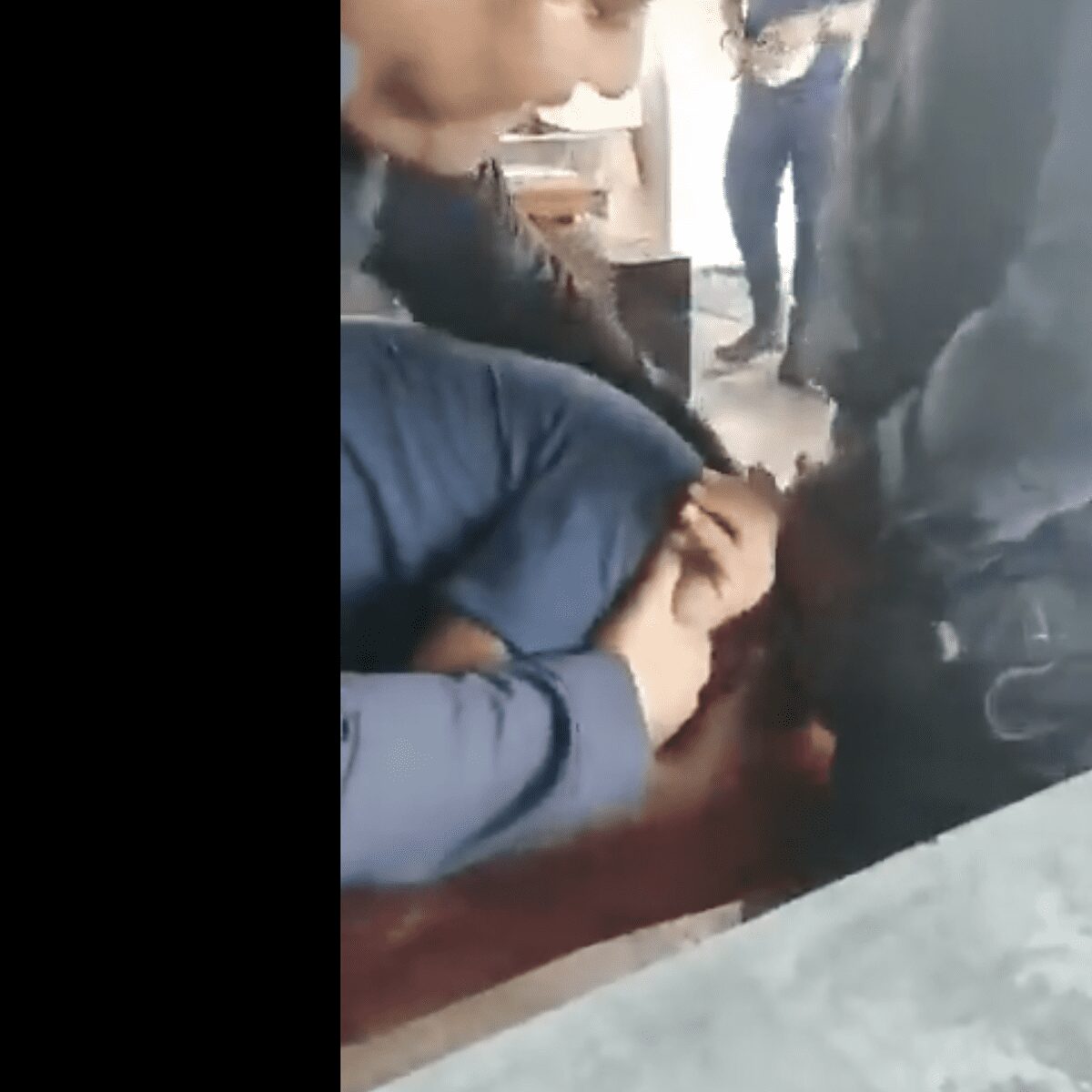 Policías de Oaxaca se propasan con detenido