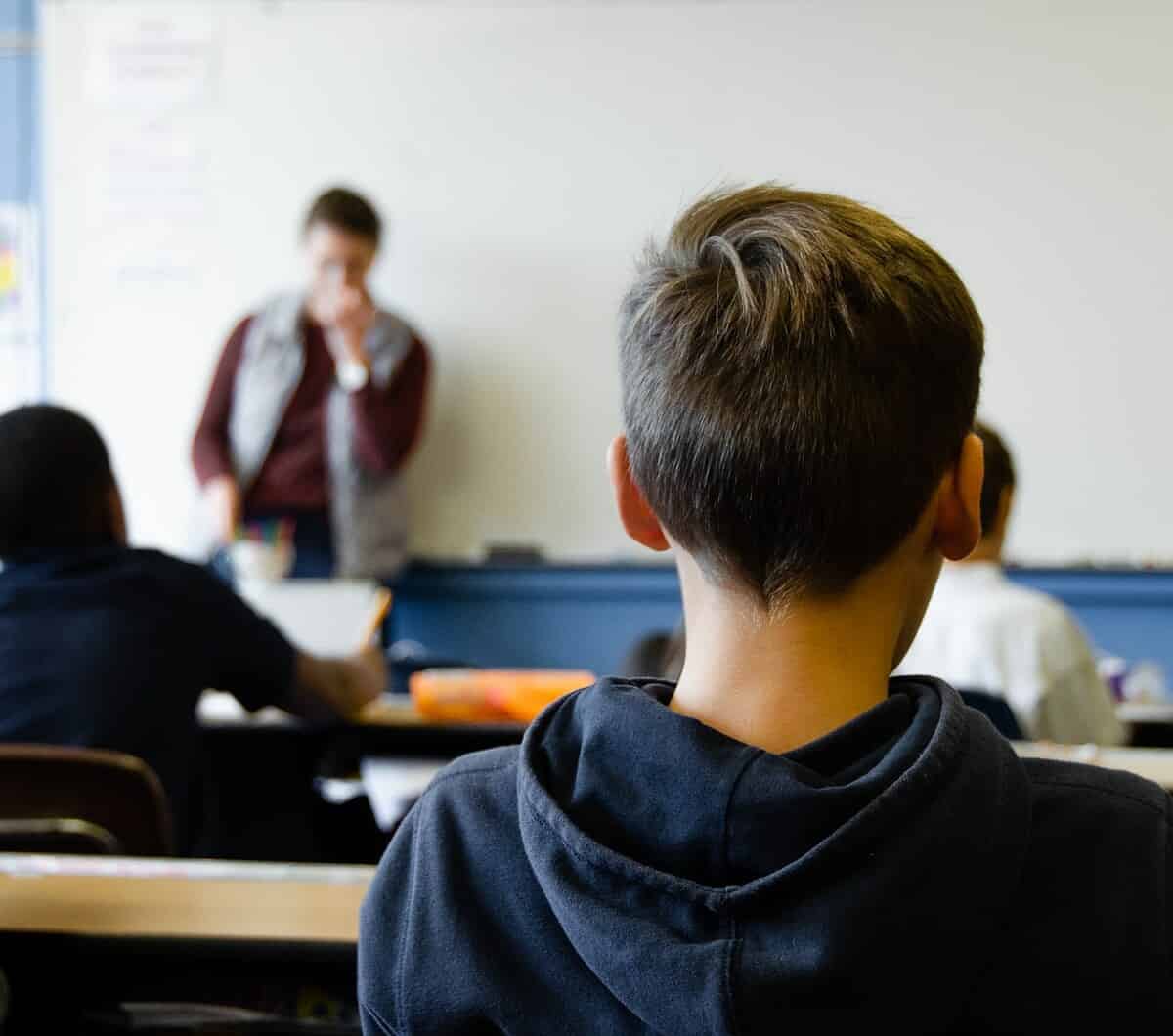 En Estados Unidos un alumno heroicamente defiende a su maestra que fue golpeada