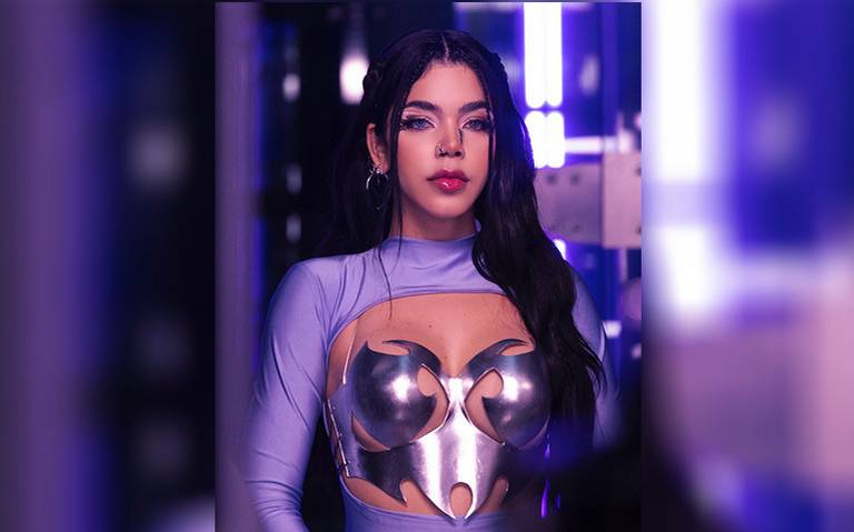 Fan lanza un celular a Kenia Os y ella lo regaña