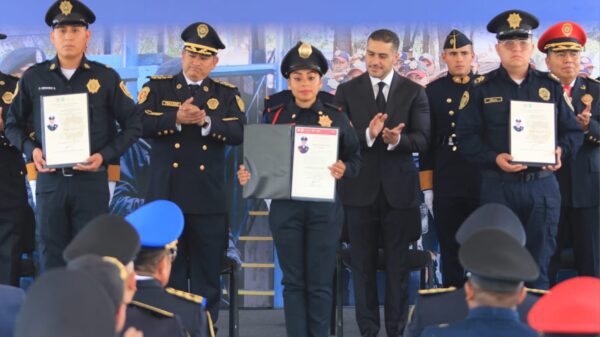 Otorgan ascensos a 14 policías de la CDMX