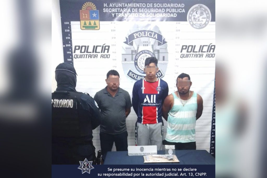 Policías de Playa del Carmen detienen a tres hombres con arma de fuego