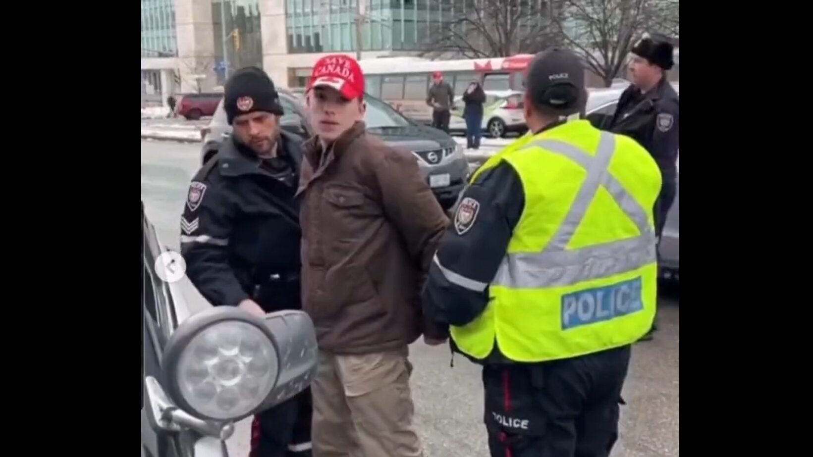 Arrestan a estudiante por manifestarse contra transexuales