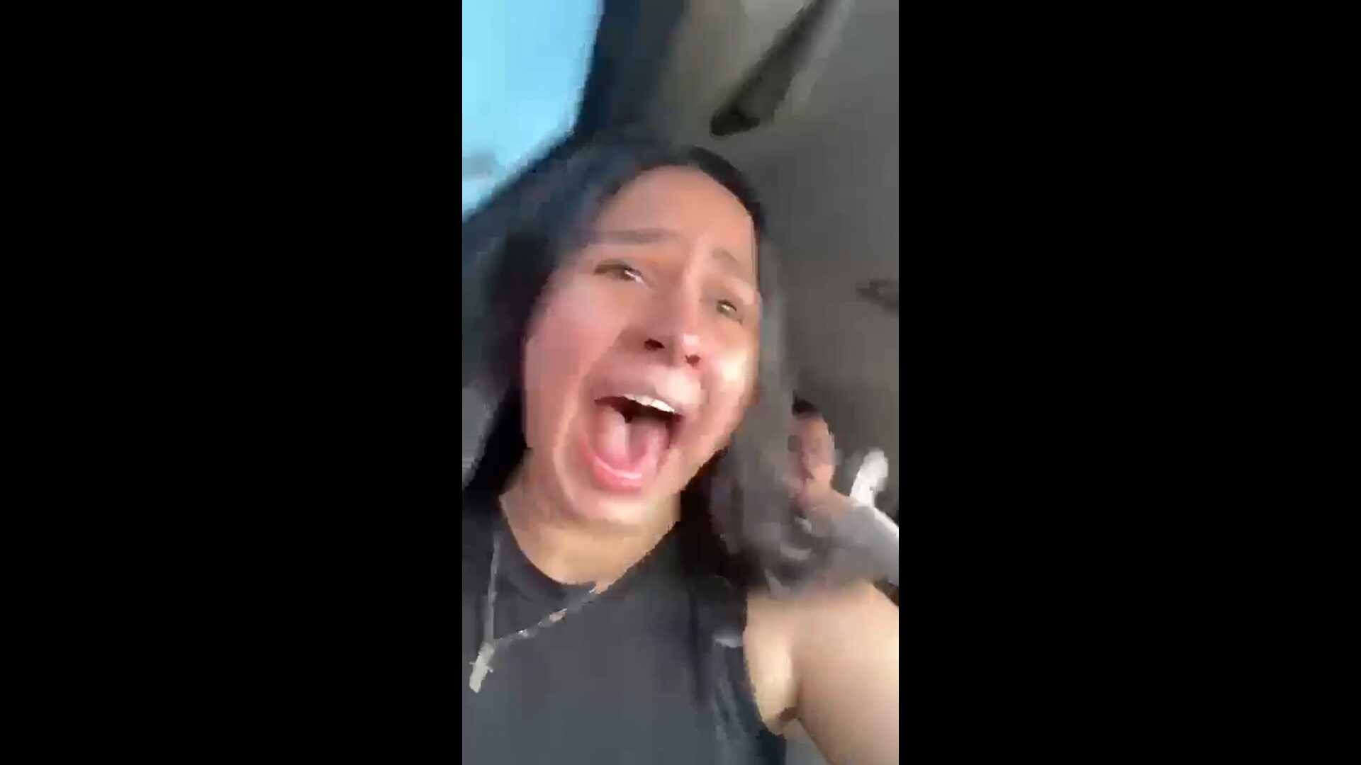 Graban su propio accidente por manejar mientras hacían un TikTok