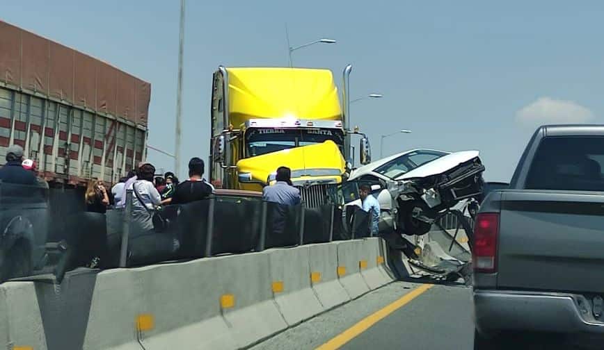 Tráiler se queda sin frenos y provoca carambola