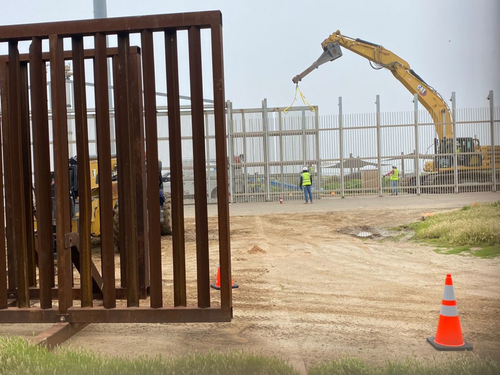 Biden solicita a la Corte Suprema, retirar alambre de púas en el muro de la frontera