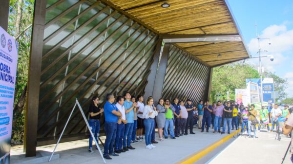 Inaugura Lili Campos paradero para estudiantes