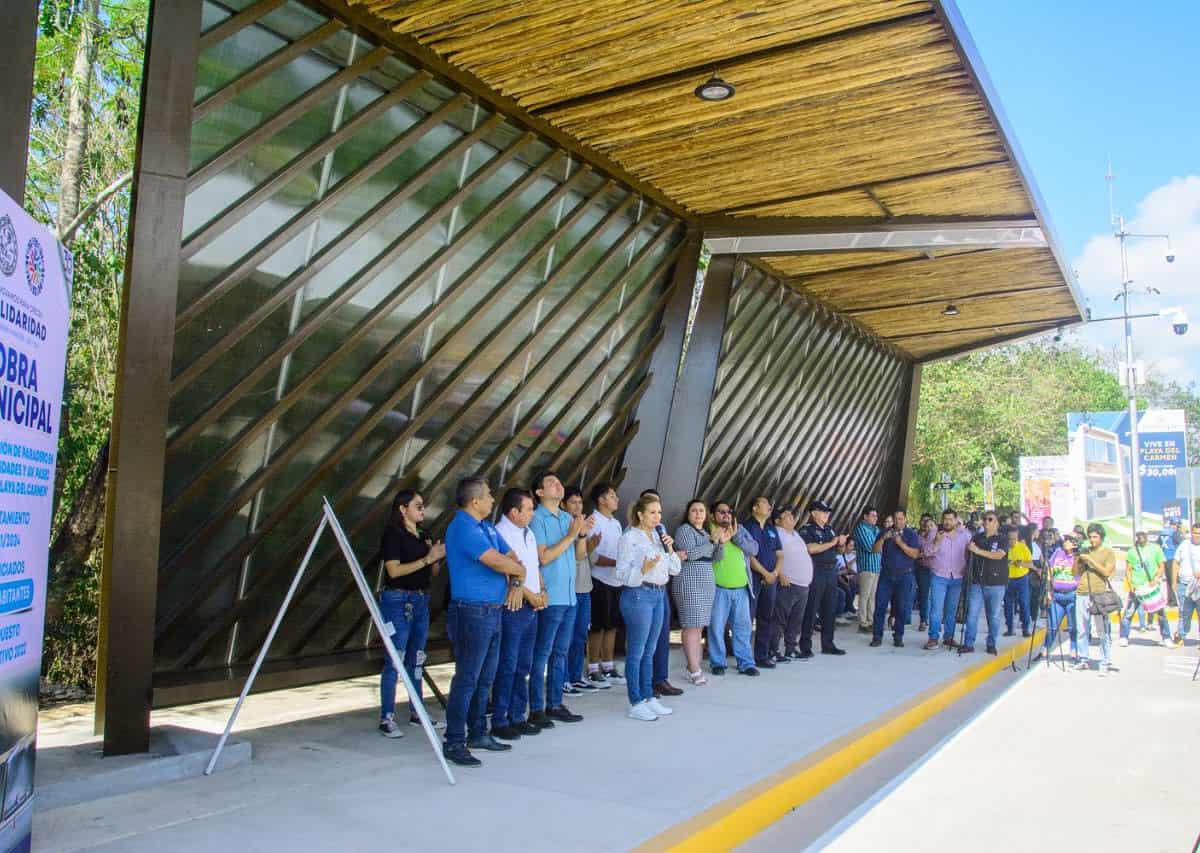 Inaugura Lili Campos paradero para estudiantes