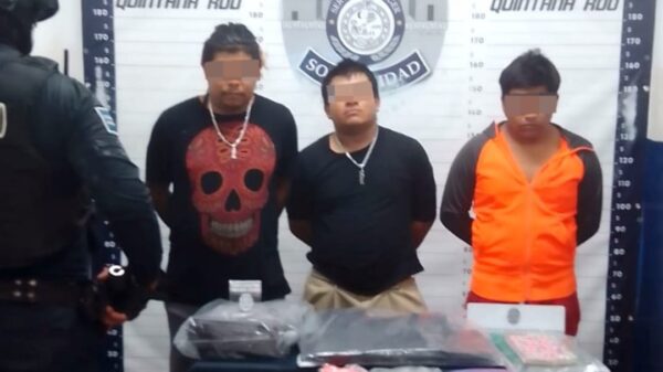 Detienen a tres sujetos con droga y arma en Playa del Carmen