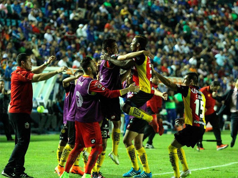 Emiten orden de aprehensión a exfutbolista por violación