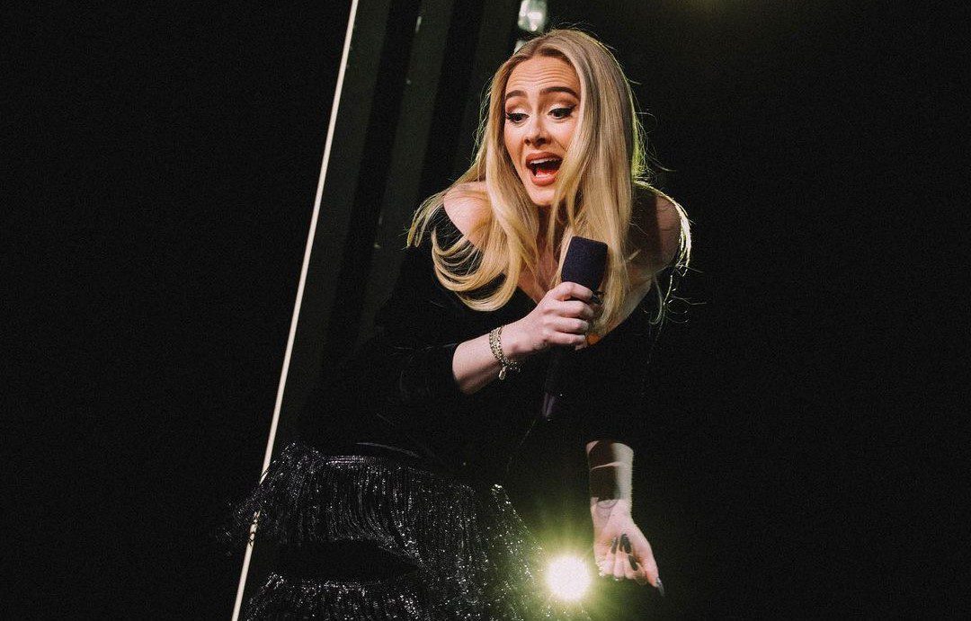 Adele sorprende a mujer recién casada en pleno concierto
