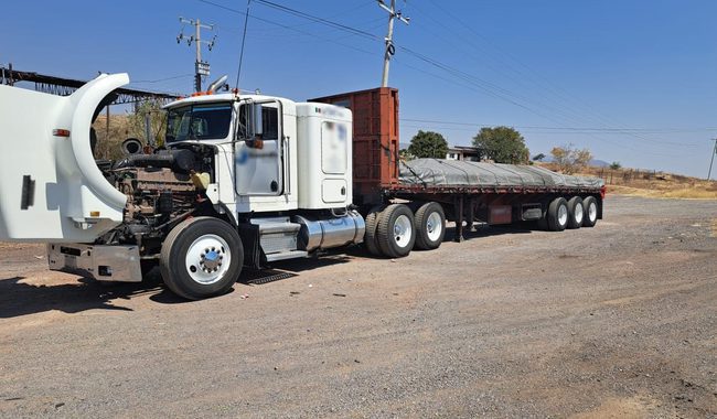 En Guanajuato recuperan tractocamión robado con tubos de acero