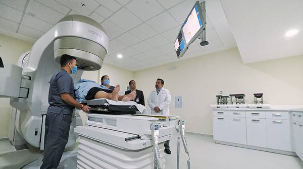 Entregan equipo de radioterapia al instituto jalisciense de cancerología
