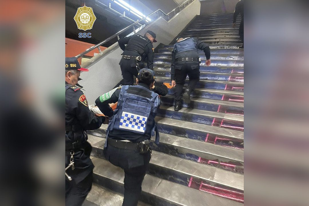 Policías auxiliaron a una joven que se arrojó a las vías del metro de la estación Universidad