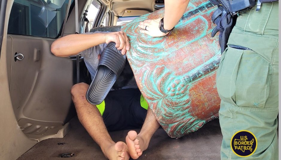 Con todo y macetas detienen a migrantes