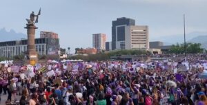 Denuncian violación de derechos humanos en Nuevo León durante la marcha del 8M
