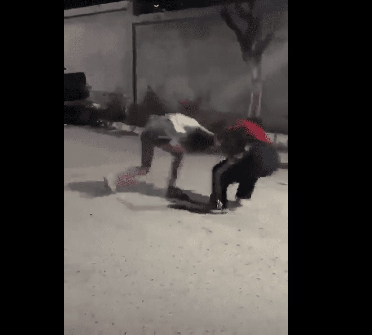 Madre le da golpiza a su hija para que aprenda a defenderse