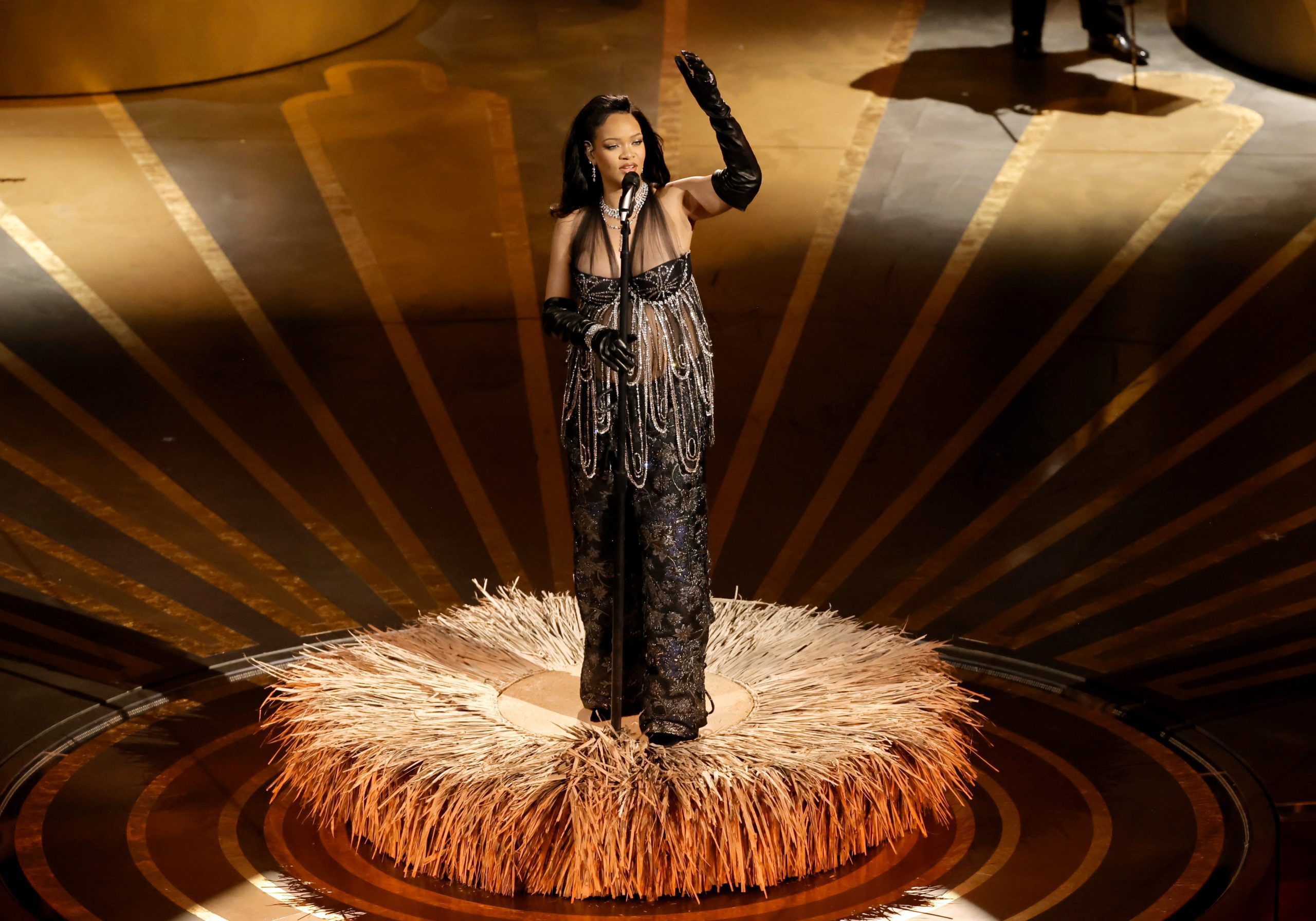 Rihanna presume su embarazo en los premios Oscar 2023