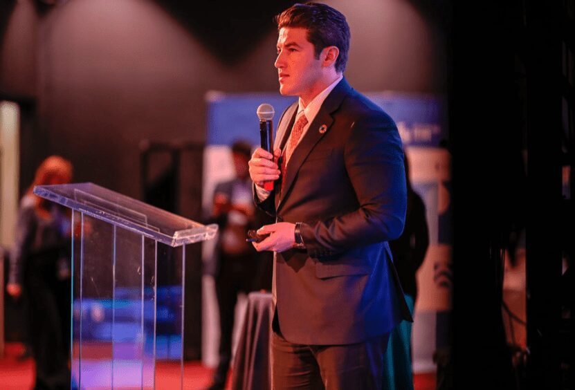 “This is insulting”: Se burlan del inglés de Samuel García; él promete echarle más ganas