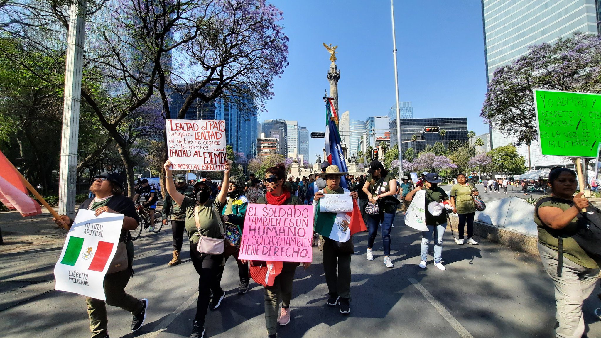 Ciudadanos en 51 estados de México marchan simultaneamente en apoyo a militares