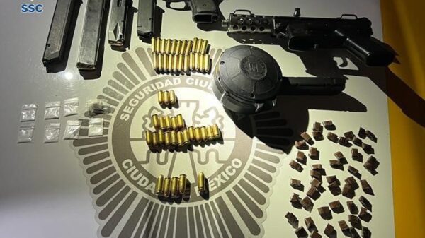 Con una subametralladora fueron detenidos 2 sujetos en CDMX