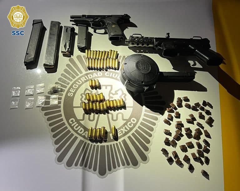 Con una subametralladora fueron detenidos 2 sujetos en CDMX