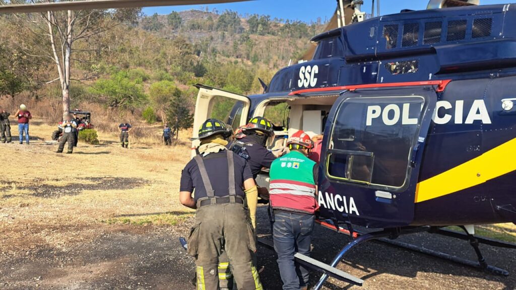 Trasladan vía aérea a hombre que cayó en la Sierra