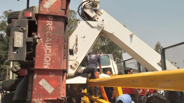Se vuelca grúa en obra de construcción en Santa Fe